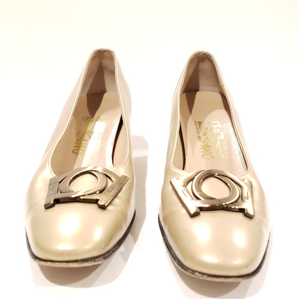 Ferragamo womens size 9 aa gold